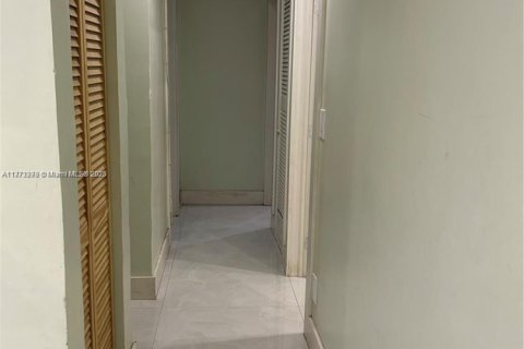 Villa ou maison à vendre à Hialeah, Floride: 4 chambres, 167.5 m2 № 1705537 - photo 3