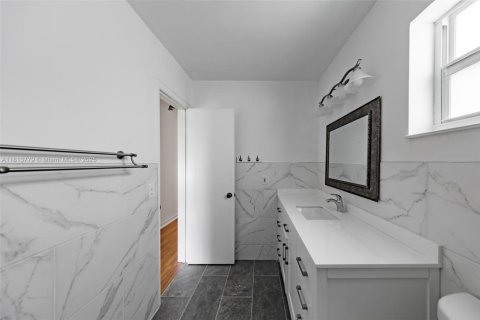 House in Miami, Florida 3 bedrooms, 167.13 sq.m. № 1936127 - photo 19