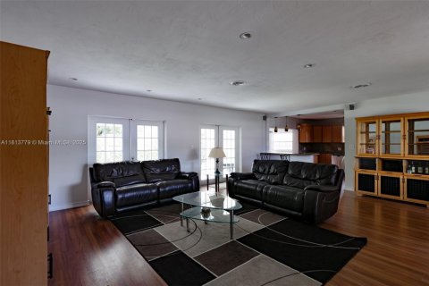 House in Miami, Florida 3 bedrooms, 167.13 sq.m. № 1936127 - photo 12