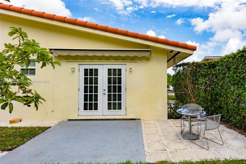 House in Miami, Florida 3 bedrooms, 167.13 sq.m. № 1936127 - photo 7