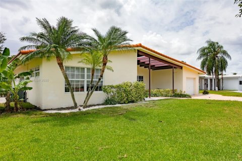 House in Miami, Florida 3 bedrooms, 167.13 sq.m. № 1936127 - photo 1