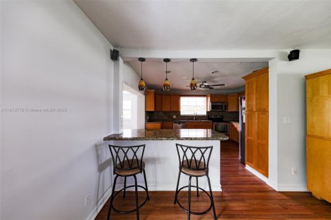 House in Miami, Florida 3 bedrooms, 167.13 sq.m. № 1936127 - photo 11