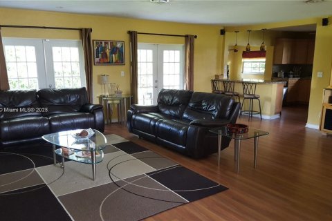 House in Miami, Florida 3 bedrooms, 167.13 sq.m. № 1936127 - photo 13