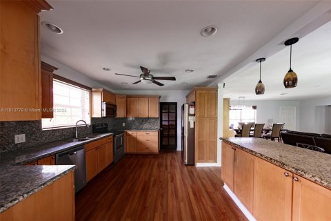 House in Miami, Florida 3 bedrooms, 167.13 sq.m. № 1936127 - photo 10