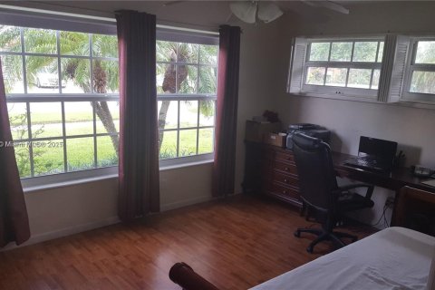 House in Miami, Florida 3 bedrooms, 167.13 sq.m. № 1936127 - photo 14