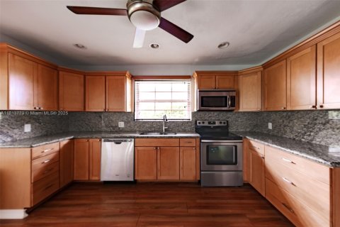 House in Miami, Florida 3 bedrooms, 167.13 sq.m. № 1936127 - photo 9