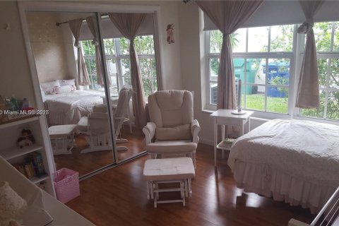 House in Miami, Florida 3 bedrooms, 167.13 sq.m. № 1936127 - photo 15