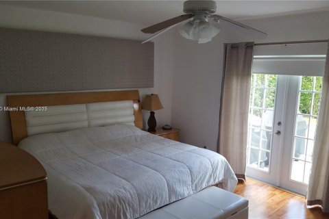 House in Miami, Florida 3 bedrooms, 167.13 sq.m. № 1936127 - photo 17