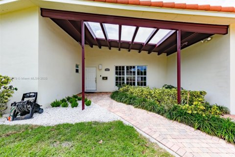 House in Miami, Florida 3 bedrooms, 167.13 sq.m. № 1936127 - photo 2