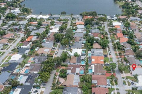 House in Miami, Florida 3 bedrooms, 167.13 sq.m. № 1936127 - photo 22