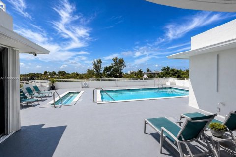 Condo in Surfside, Florida, 1 bedroom № 2253646 - photo 10