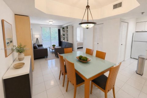 Condo in Surfside, Florida, 1 bedroom № 2253646 - photo 4