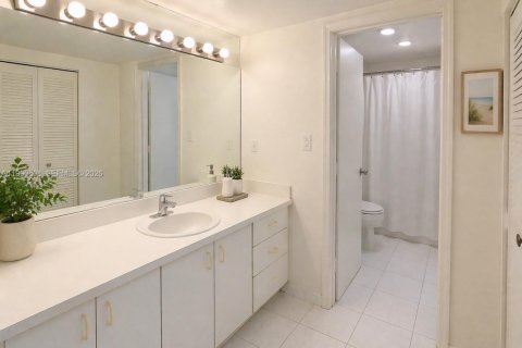Condo in Surfside, Florida, 1 bedroom № 2253646 - photo 8