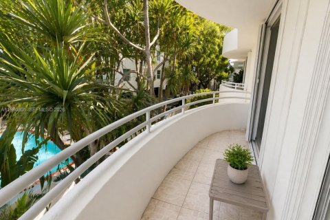 Condo in Surfside, Florida, 1 bedroom № 2253646 - photo 9