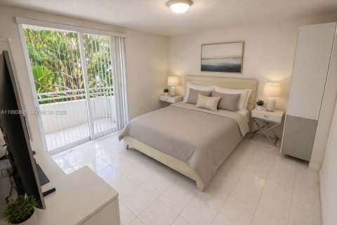 Condo in Surfside, Florida, 1 bedroom № 2253646 - photo 7