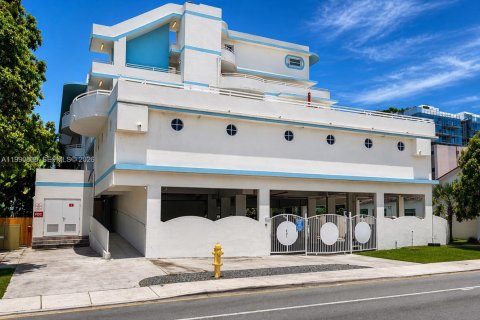 Condo in Surfside, Florida, 1 bedroom № 2253646 - photo 2