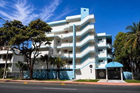 Condo in Surfside, Florida, 1 bedroom  № 2253646