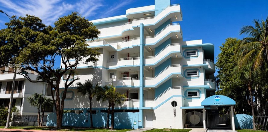Condo in Surfside, Florida, 1 bedroom № 2253646