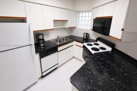 Condo in Surfside, Florida, 1 bedroom № 2253646 - photo 5