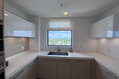 Condo in North Miami Beach, Florida, 3 bedrooms  № 2059916 - photo 19