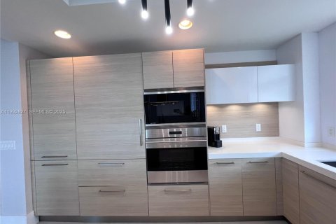 Condo in North Miami Beach, Florida, 3 bedrooms  № 2059916 - photo 17