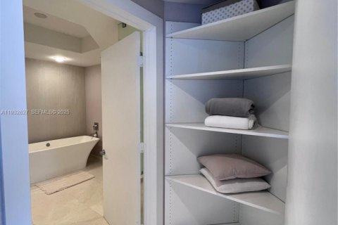 Condo in North Miami Beach, Florida, 3 bedrooms  № 2059916 - photo 14