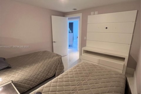 Condo in North Miami Beach, Florida, 3 bedrooms  № 2059916 - photo 9