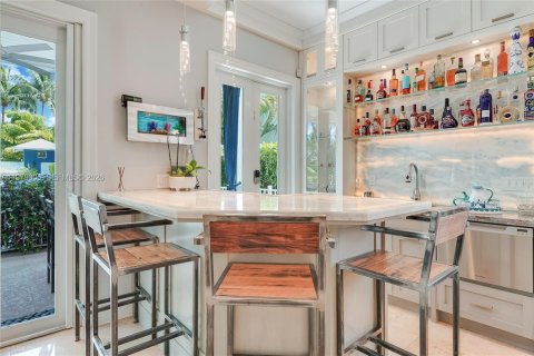 Villa ou maison à vendre à Miami, Floride: 4 chambres, 374.49 m2 № 2045378 - photo 13