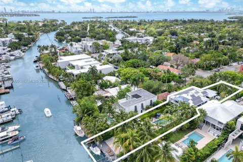 Villa ou maison à Miami, Floride 4 chambres, 374.49 m2 № 2045378