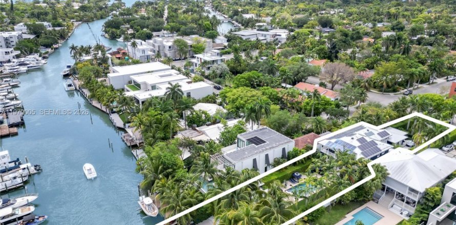 Villa ou maison à Miami, Floride 4 chambres, 374.49 m2 № 2045378