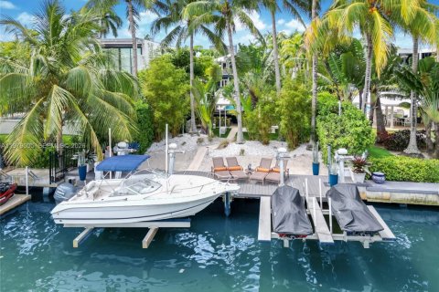 Villa ou maison à vendre à Miami, Floride: 4 chambres, 374.49 m2 № 2045378 - photo 4