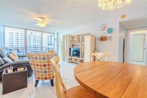 Condo in Miami Beach, Florida, 1 bedroom  № 2259980 - photo 11