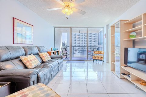 Condo in Miami Beach, Florida, 1 bedroom  № 2259980 - photo 13