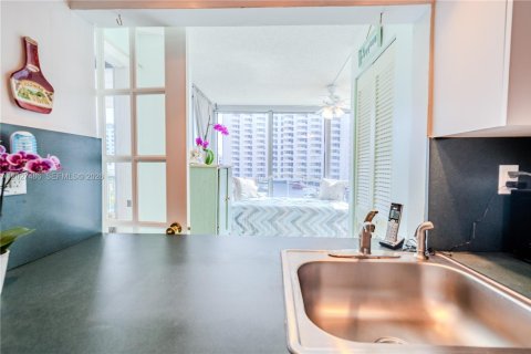 Condo in Miami Beach, Florida, 1 bedroom  № 2259980 - photo 27