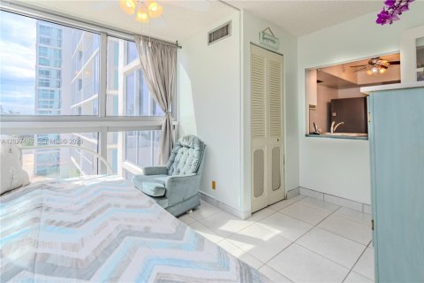 Condo in Miami Beach, Florida, 1 bedroom  № 2259980 - photo 21