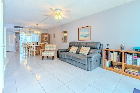 Condo in Miami Beach, Florida, 1 bedroom  № 2259980 - photo 15