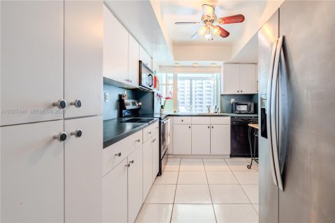Condo in Miami Beach, Florida, 1 bedroom  № 2259980 - photo 24