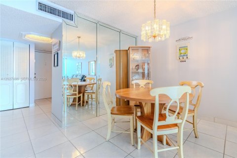 Condo in Miami Beach, Florida, 1 bedroom  № 2259980 - photo 12