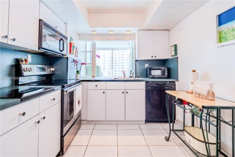 Condo in Miami Beach, Florida, 1 bedroom  № 2259980 - photo 25