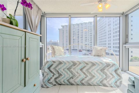 Condo in Miami Beach, Florida, 1 bedroom  № 2259980 - photo 19