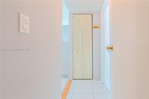 Condo in Miami Beach, Florida, 1 bedroom  № 2259980 - photo 30