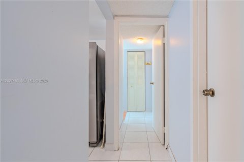 Condo in Miami Beach, Florida, 1 bedroom  № 2259980 - photo 23