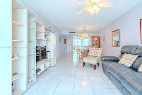 Condo in Miami Beach, Florida, 1 bedroom  № 2259980 - photo 16