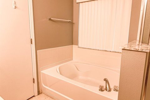 House in Kissimmee, Florida 3 bedrooms, 173.36 sq.m. № 1898435 - photo 16