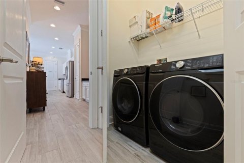 Townhouse in Saint Petersburg, Florida 4 bedrooms, 340.02 sq.m. № 2109433 - photo 26