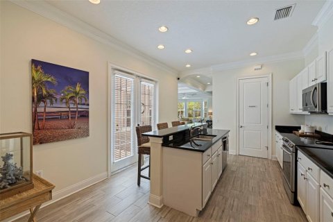Townhouse in Saint Petersburg, Florida 4 bedrooms, 340.02 sq.m. № 2109433 - photo 18