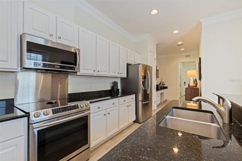 Townhouse in Saint Petersburg, Florida 4 bedrooms, 340.02 sq.m. № 2109433 - photo 15