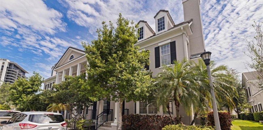 Townhouse in Saint Petersburg, Florida 4 bedrooms, 340.02 sq.m. № 2109433