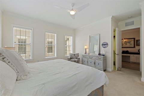 Townhouse in Saint Petersburg, Florida 4 bedrooms, 340.02 sq.m. № 2109433 - photo 22