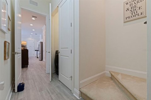 Townhouse in Saint Petersburg, Florida 4 bedrooms, 340.02 sq.m. № 2109433 - photo 27